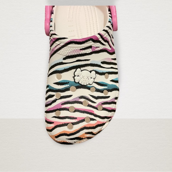 KAWS logo Crocs Charm - Buy 3‎ of More Get 50% OFF - Picture 1 of 2